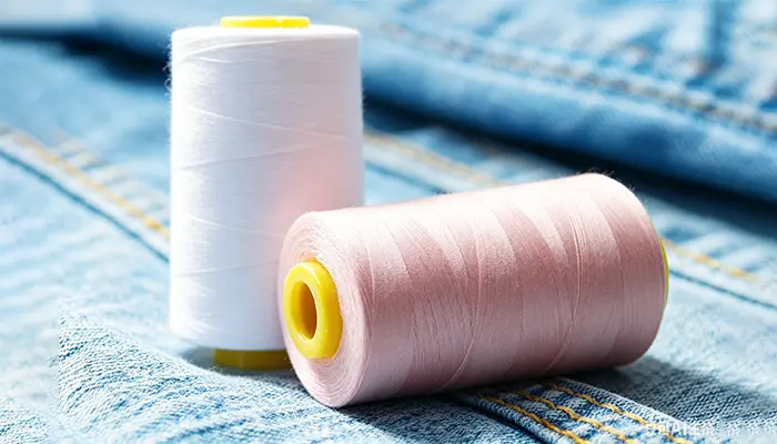 Introduceți firul de cusut pentru bobină Poly Core Spun de înaltă performanță Introduceți firul de cusut pentru bobină Poly Core Spun de înaltă performanță